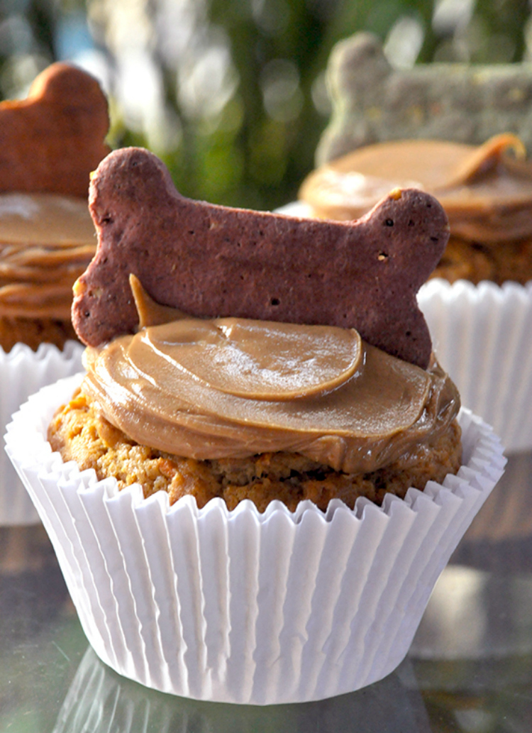 Cupcake para cachorro de cenoura e pasta de amendoim