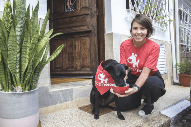 Anfitriã DogHero Gabriela Beloto e cachorra Preta