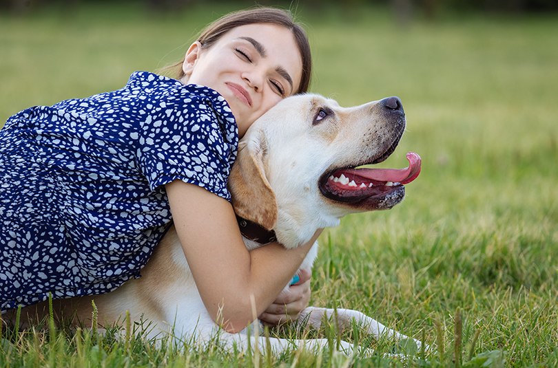 Os labradores têm paciência para brincar de qualquer coisa com as crianças