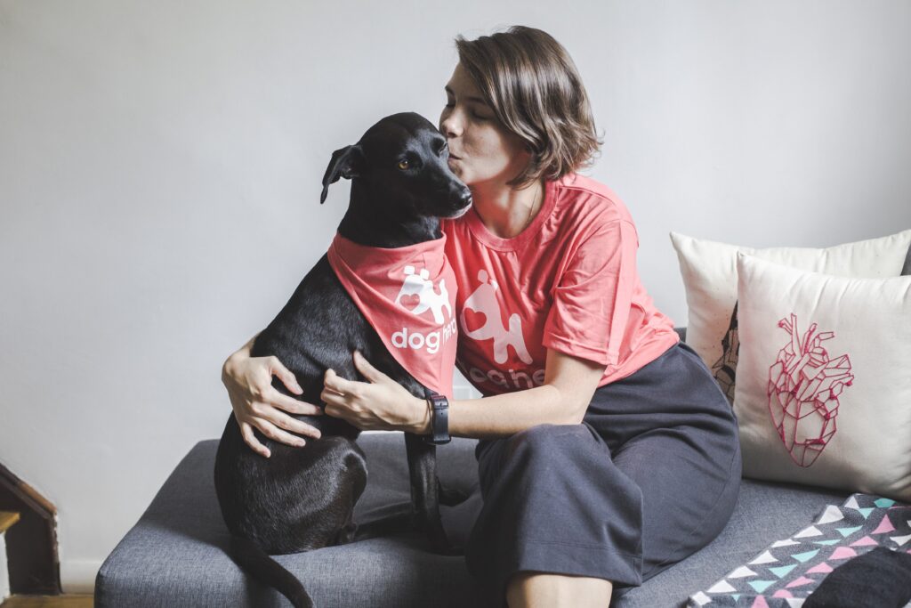 Um cãozinho sendo adestrado para aprender a se aproximar quando é chamado.